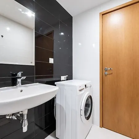 Location - Large Balcony - New Building 公寓