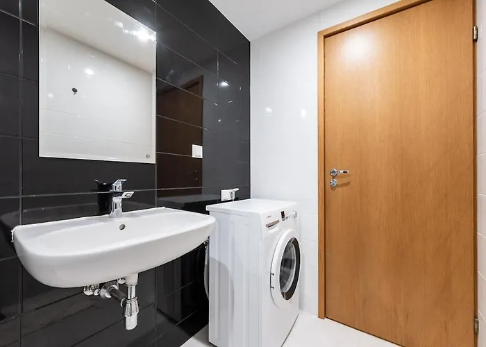 Location - Large Balcony - New Building 公寓