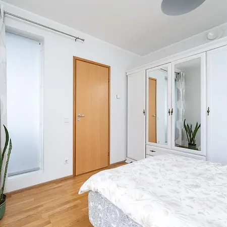 Location - Large Balcony - New Building * タリン